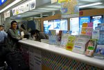 Tourist Infomation Center 對面的 KAA Travel Desk 購買"嵐山小火車車票" & "Kansai Thur Pass".