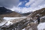行到Khumbu Glacier(坤布冰川),可遠眺Pumori(7165m)、Lingtren(6713m)與Khumbutse(6665m).