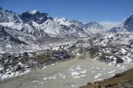 俯瞰 Gorak Shep(5170m), 遠處山峰是 Kongmatse(5817m)