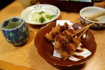 前菜: 炸蝦串、炸香菇串和炸豬肉串
