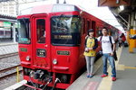 列車外觀為復古風格, 而車身漆成鮮紅色據說係代表火山o既意思