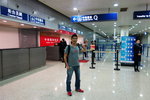 o黎到上海浦東機場, 經中轉櫃檯轉乘國內航班返香港