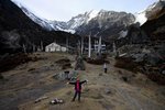 15:35 返回到 Kyanjin Gompa 了~~
