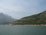 山邊還有不少人家在居住