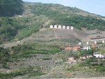 新灘滑波遺址
(新灘素有“500年一崩”之說,1985年6月12日淩晨，新灘北岸大約300萬立方米的山岩滑動，100萬立方米衝入長江，有450多戶的新灘古鎮被全部沖毀。所幸的是，由於預警及時，全部居民得以安全轉移，未死一人。)
