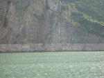 兩旁的石山上留下不少墨寶