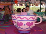 Christy and daddy in the coffee cup, mami said it's too dizzy


Christy and daddy in the coffe cup, mami said it's too dizzy