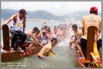 殺錯良民 ... 就係佢有份將一桶一桶水潑濕攝影師的相機，可惡！