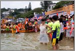 阿姐拿着「菜刀」商量是否去教訓潑水狂徙？