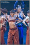 郭富城被性感的女舞蹈藝員包圍