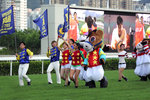 表演員和吉祥馬仔向現場馬迷道別。