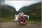 遊人可穿上鮮豔奪目的民族服飾拍照。
