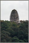 寺右的靈寶峰上有一座十三層唐磚塔，形狀頗似西安的小雁塔。