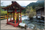 「水轉經輪」是靠天然的水流轉動經輪，轉一圈就好像唸一遍經文，是九寨溝藏村的特有景觀.。
