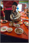 青稞酒、酥油茶，吃糌粑，烤全羊等多種小食和羊湯招待。