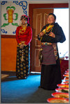 大當家帶同藏族姑娘迎賓。