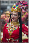一位穿著民族服裝的姑娘正等待開幕儀式的進行。