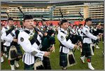 輪到「香港民安隊樂隊」出場了，風笛隊身著蘇格蘭民族服裝吹奏風笛的確別具風格 ...