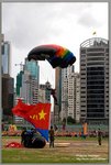 解放軍空軍「八一跳傘隊」３名跳傘員分別攜帶國旗、區旗及八一軍旗從空中以１０秒的間隔一一落地