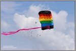 最後一輪「仙女下凡」，女跳傘員如「天女散花」，將彩條紛紛揚揚從空中撒落，象徵繁榮富貴降臨香港。