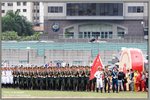 解放軍駐港部隊陸海空三軍儀仗隊踏著軍樂隊奏響的軍歌節奏、在軍旗的引導下列隊操進會場 ...