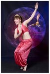Yoppie 是舞蹈藝員出身，可以做出多種優美的舞姿，
再來，飛越 Purple Moon ...