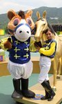 漂亮的賽馬大使及賽馬吉祥物於「馬上開運招財陣」跟馬迷見面，預祝眾馬迷旗開得勝。