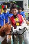 人氣節目主持黃婉曼化身為「運財之星」，與得意趣誌的雪特蘭小馬一同於風水陣亮相，為馬迷開運招財。