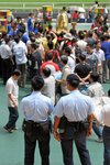 黃婉曼與雪特蘭小馬吸引了大批馬迷圍觀，警察先生亦需要在旁戒備，免生亂子。