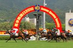 大熱門7號馬「天久」率先衝過終點，勝出第一班千二米賽事「香港特區行政長官盃」。
