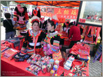 連南瑤族婦女於藝墟售賣各種民間工藝品。