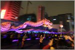 夜光龍來往穿梭於人群之間，嬴得觀眾熱烈喝釆。