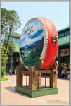「東部華僑城」，位於中國深圳大梅沙，總面積近9平方公里，為斥資35億元精心打造的世界級度假旅遊熱點。其中「茶溪谷」入口，放置了多個巨型大鼓。