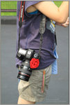 一名女攝影師為心愛的相機添上紅玖瑰，凸顯柔情的一面。