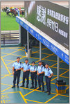 警察們堅守崗位，維持馬場內的秩序。