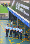 警察們堅守崗位，維持馬場內的秩序。
