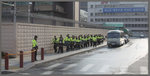 警方於領事館外佈署大批警察，如臨大敵