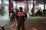 每時每刻都有個警察於火車站外打交通
難道佢地都有 DETA 更既同事? XD