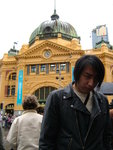 行行下落左一陣雨... 1分鐘左右又落完, 呢個係Flinder Street Station~