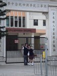 校門口與贊拿斯