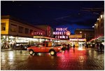位於市中心稍北的派克街, 這裏是當地人稱 - 派克市場 的熱門景點! 遠遠就可以看見那幅[公共市場]Public Market Center 霓虹招牌及掛鐘。