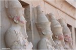 第3層柱廊外側立着哈基蘇女皇仿冥神歐西里斯Osiris姿勢的雕像