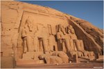 Temple of Ramesses II (Abu Simbel) - 位居神殿正中央上端的Ra-Horakhty两手握着象徵拉美西斯二世帝號的代表物
