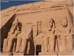 Temple of Ramesses II (Abu Simbel) - 4座石像高達20公尺，頭戴「Nemes」頭飾及一統上下埃及的雙王冠