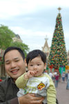 8 Months 15 Days - 乜後邊棵聖誕樹咁搶o架!