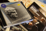Brahms德意志安魂曲(Karajan CD同DVD版), 內容唔同以往以天主教禮儀為主&#22021;requiem, 歌詞參照基督新教&#22021;聖經如詩篇, 福音書等經文……最愛第二段,定音鼓凝做&#22021;氣氛再到合唱帶出高潮......『...惟有主的道是永存的。』所傳給你們的福音就是這道。(彼前 1:25)