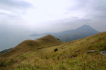 處身約700米回望登山小路及遙望鳳凰山