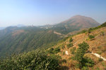 昂坪高原遠眺大佛及心經簡林，右方為彌勒山