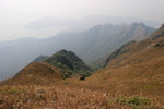 遠處起伏如波浪的山脊為狗牙嶺，近處山咀為茶壺咀