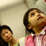 火車上想偷拍阿婆，点知影左靚女。